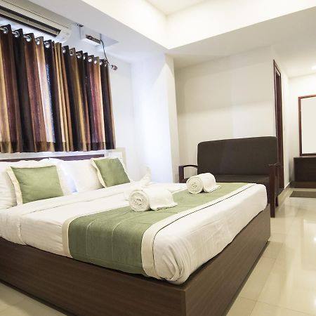Oyo 18604 Puthens Capitol Inn Kochi 외부 사진