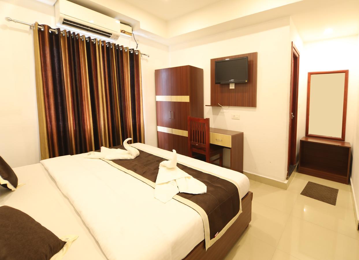 Oyo 18604 Puthens Capitol Inn Kochi 외부 사진