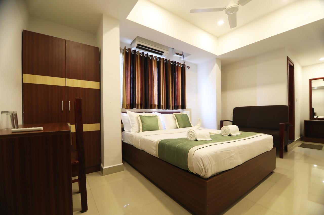 Oyo 18604 Puthens Capitol Inn Kochi 외부 사진
