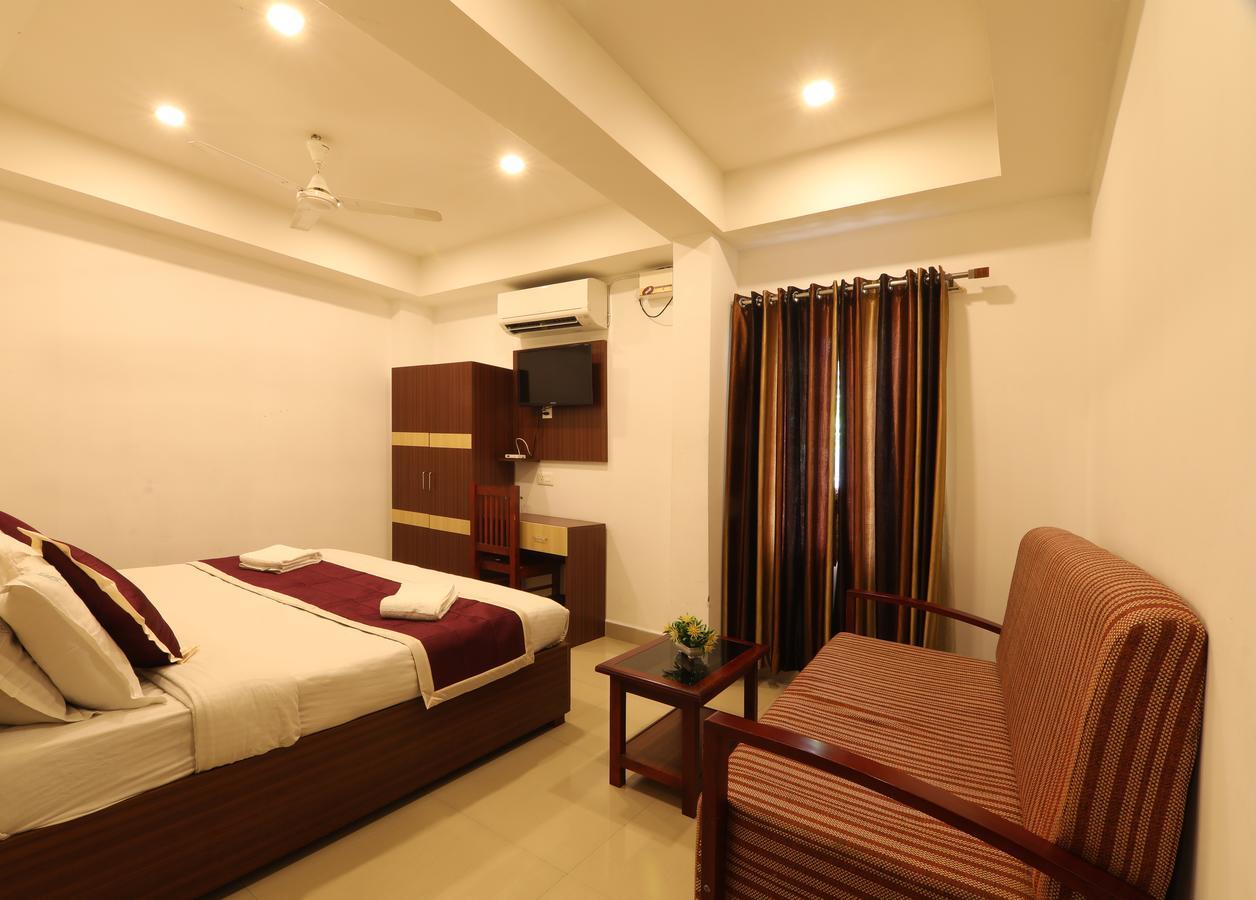 Oyo 18604 Puthens Capitol Inn Kochi 외부 사진