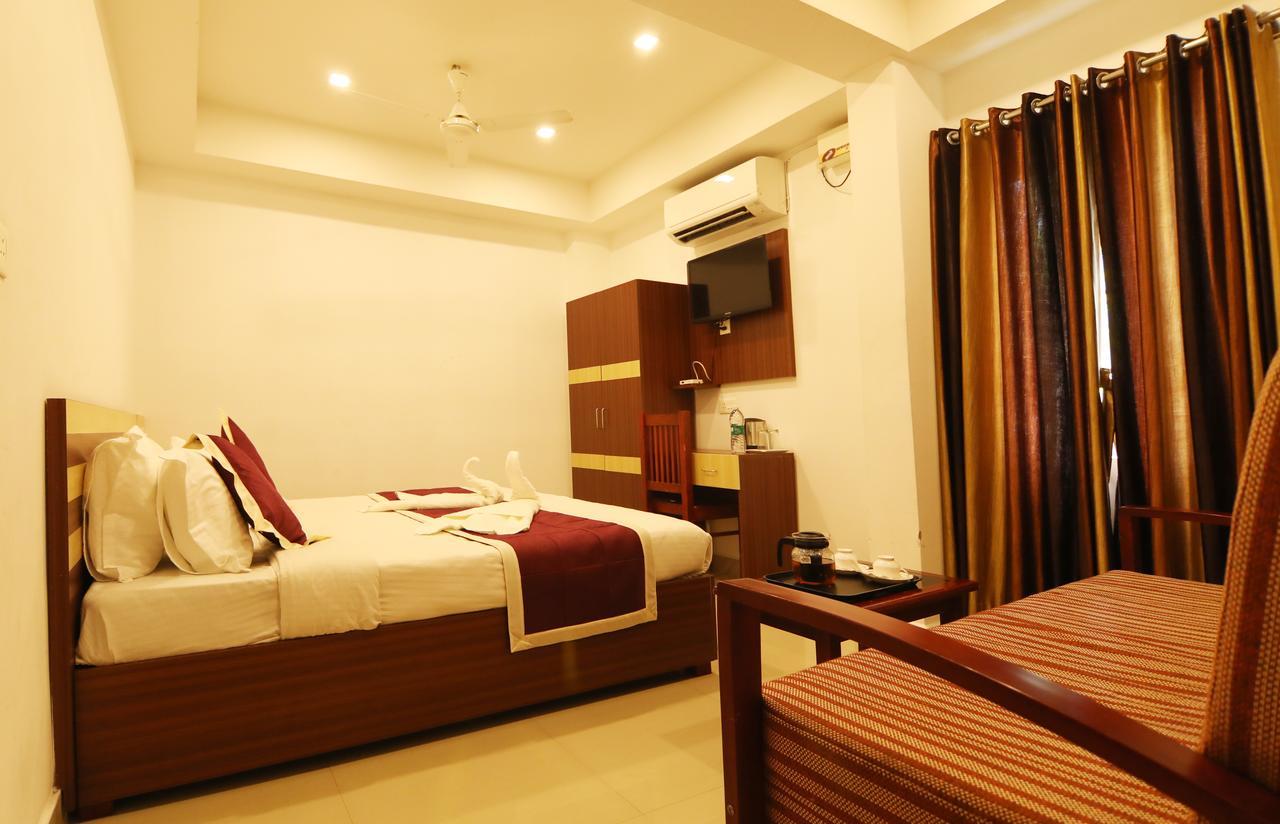 Oyo 18604 Puthens Capitol Inn Kochi 외부 사진