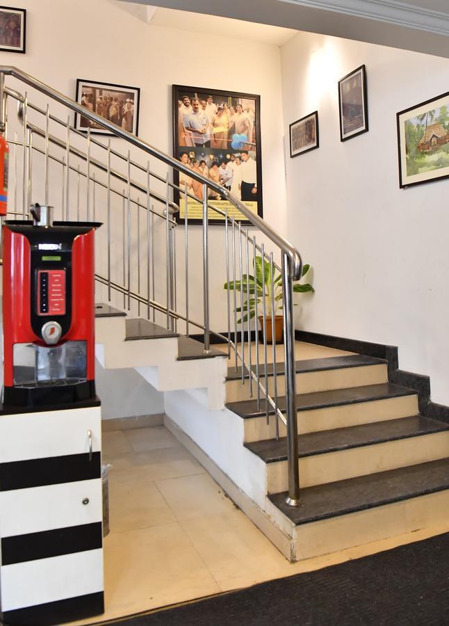 Oyo 18604 Puthens Capitol Inn Kochi 외부 사진