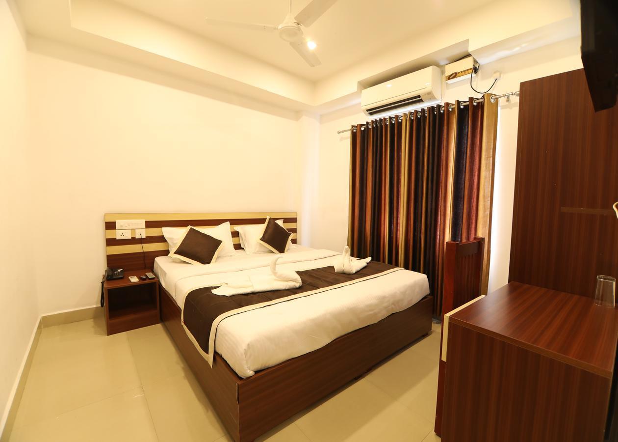 Oyo 18604 Puthens Capitol Inn Kochi 외부 사진