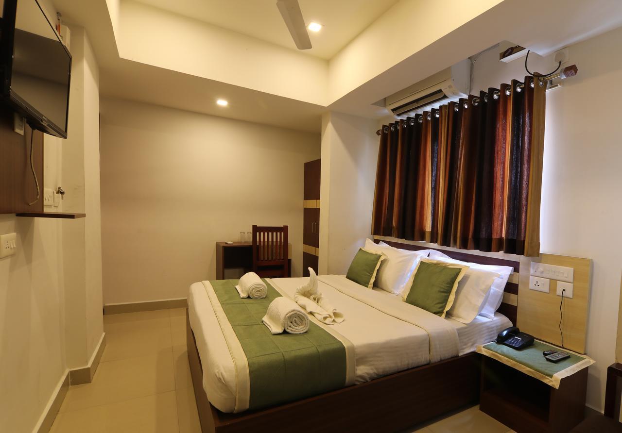 Oyo 18604 Puthens Capitol Inn Kochi 외부 사진