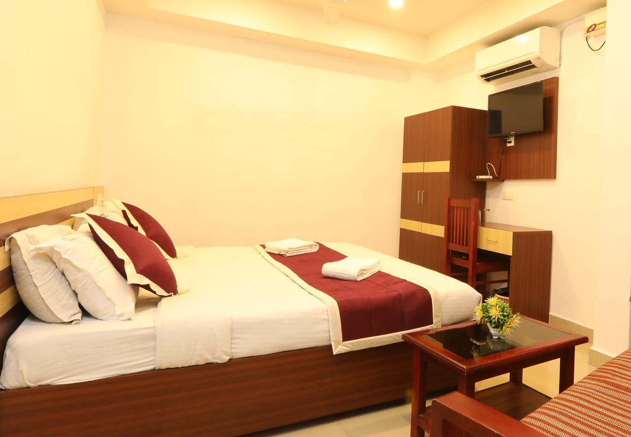 Oyo 18604 Puthens Capitol Inn Kochi 외부 사진