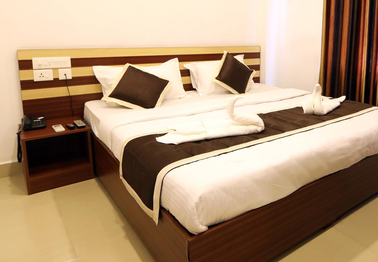 Oyo 18604 Puthens Capitol Inn Kochi 외부 사진