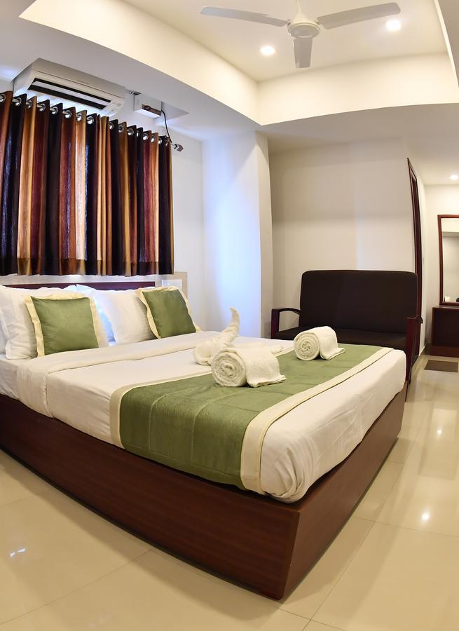 Oyo 18604 Puthens Capitol Inn Kochi 외부 사진