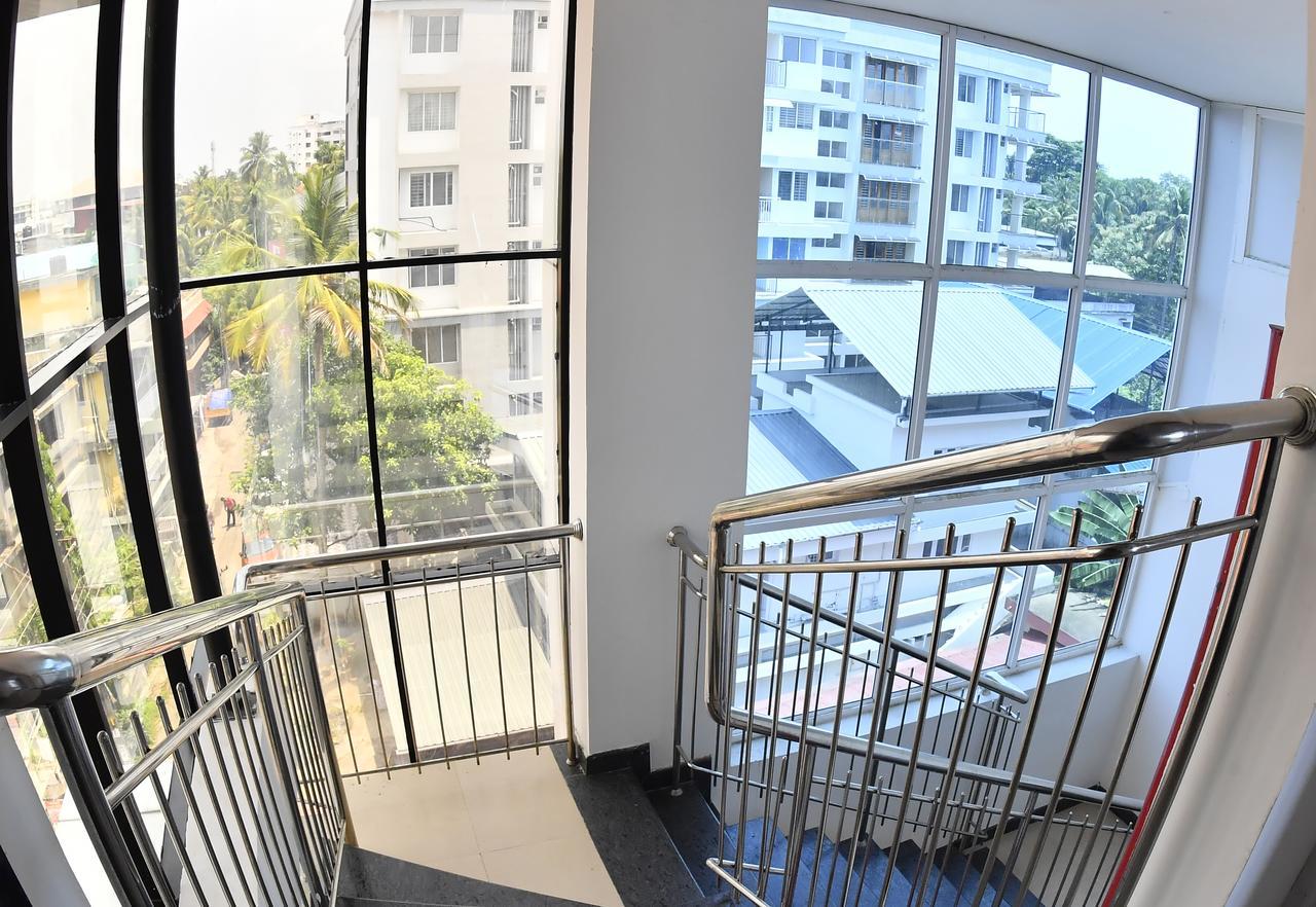 Oyo 18604 Puthens Capitol Inn Kochi 외부 사진