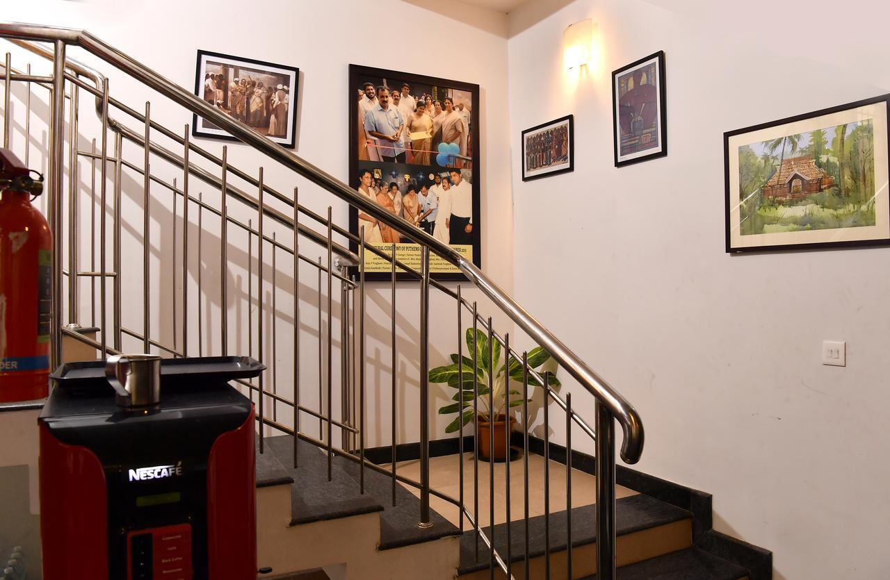Oyo 18604 Puthens Capitol Inn Kochi 외부 사진
