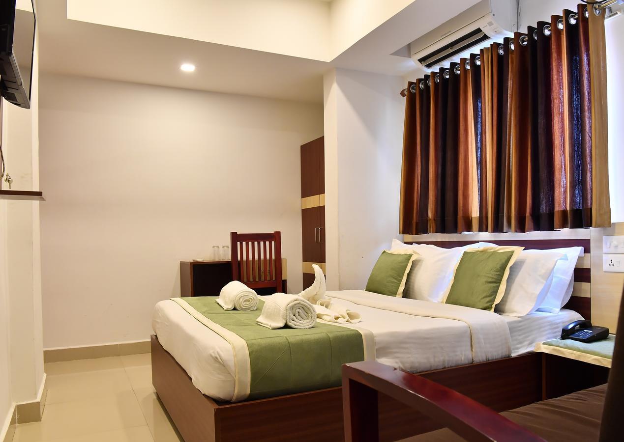 Oyo 18604 Puthens Capitol Inn Kochi 외부 사진