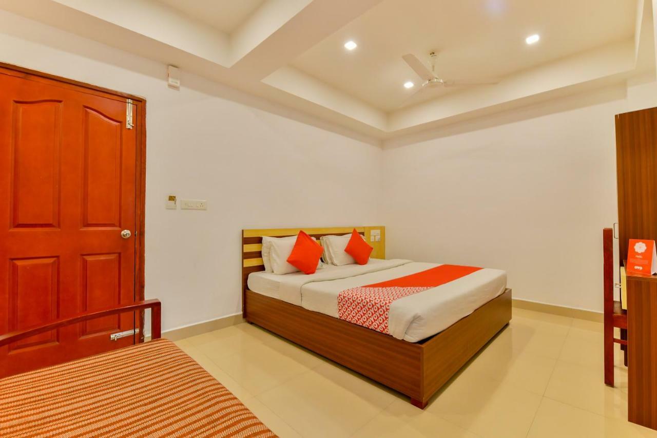 Oyo 18604 Puthens Capitol Inn Kochi 외부 사진