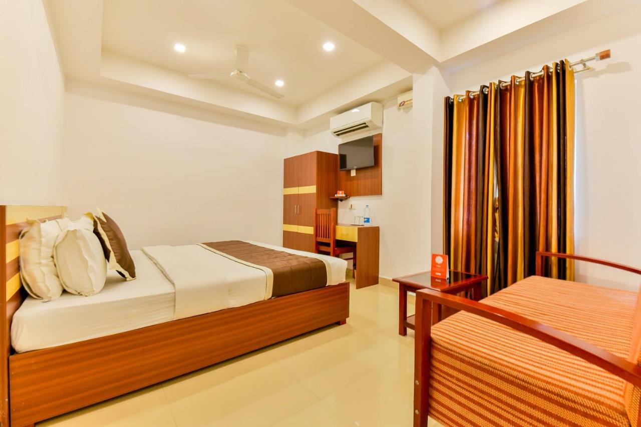 Oyo 18604 Puthens Capitol Inn Kochi 외부 사진